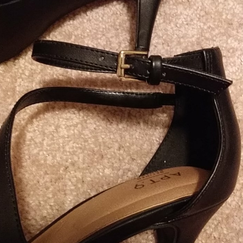 Shoe - Picture 4 of 8